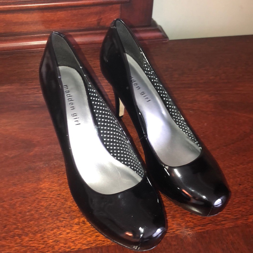 Patent leather black pumps